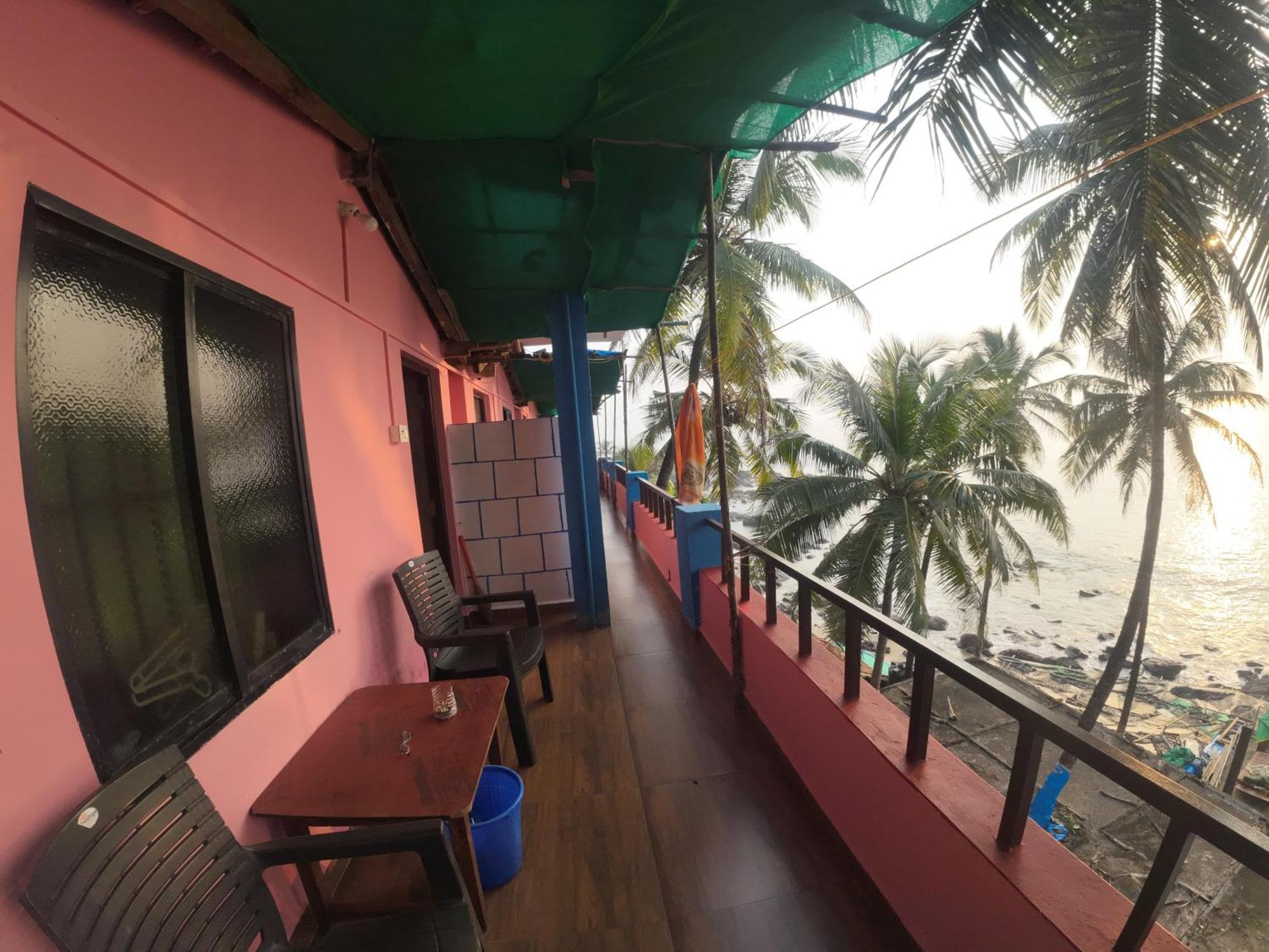 Om Ganesh Guest House Cliffside Arambol Exteriér fotografie